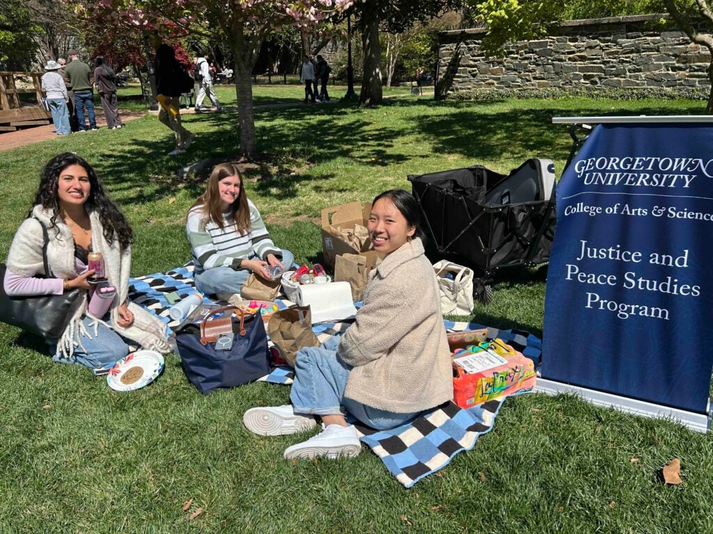 Students enjoying picnic outside.